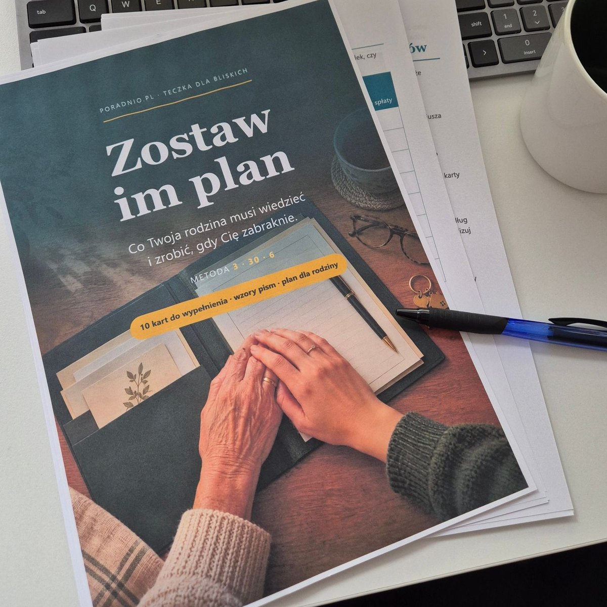 Wydrukowana teczka na biurku